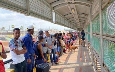 Inicia el Título 8: migrantes cruzan la frontera bajo las nuevas reglas de EU y México.