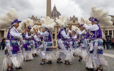 Danzantes mexicanas saludan al Papa Francisco.